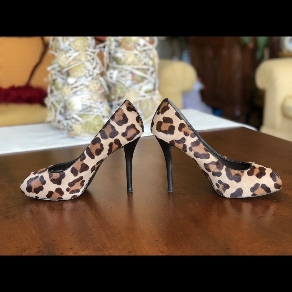 Stuart Weitzman fur leopard print peep toe pump - Picture 2 of 5